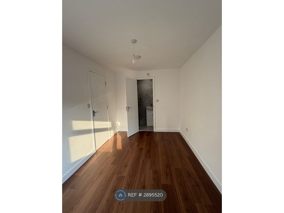 Property photo 2 of 23 Room 1 Ensuite (£950 Per Calendar Month)
