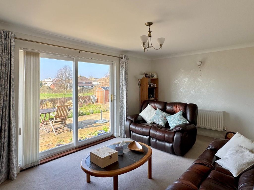 Property photo 3 of 20 Lounge