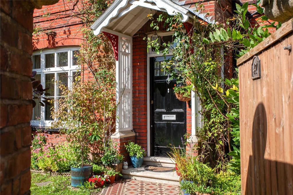 Property photo 3 of 18 Entrance