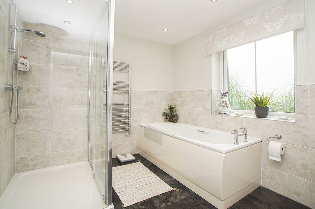 Property photo 3 of 27 Bathroom