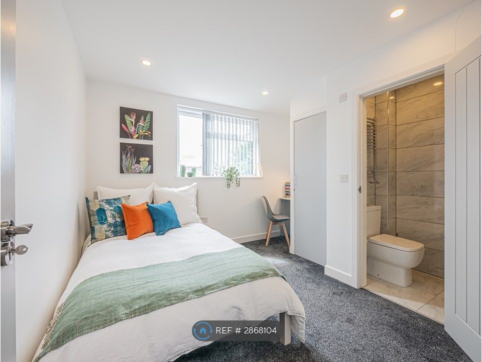 Property photo 3 of 7 Bedroom With Ensuite