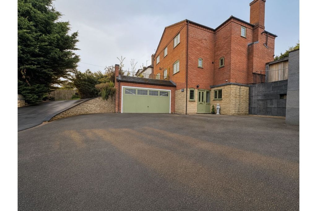 Property photo 2 of 30