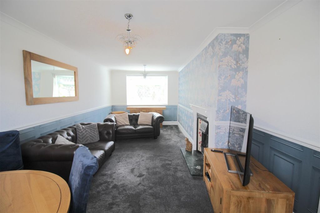 Property photo 2 of 13 Lounge
