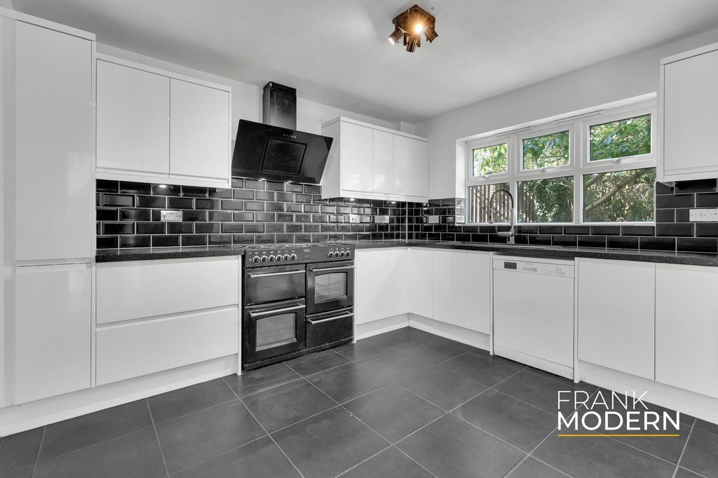 Property photo 3 of 30 Kitchen