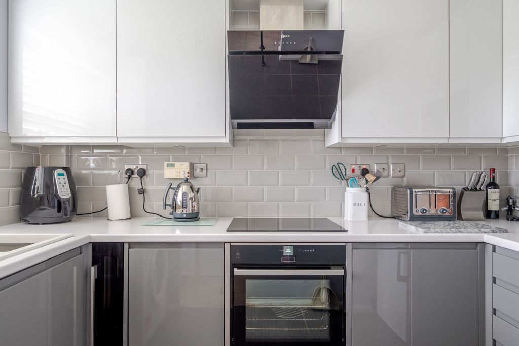 Property photo 3 of 17 Kitchen