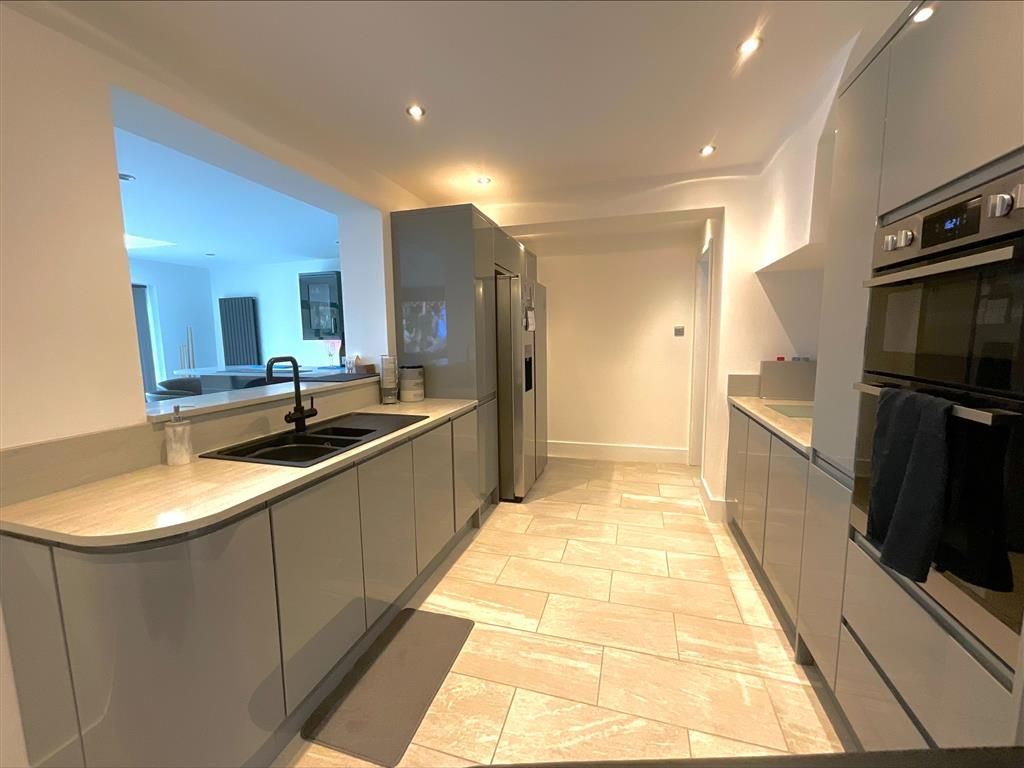 Property photo 3 of 9 Kitchen