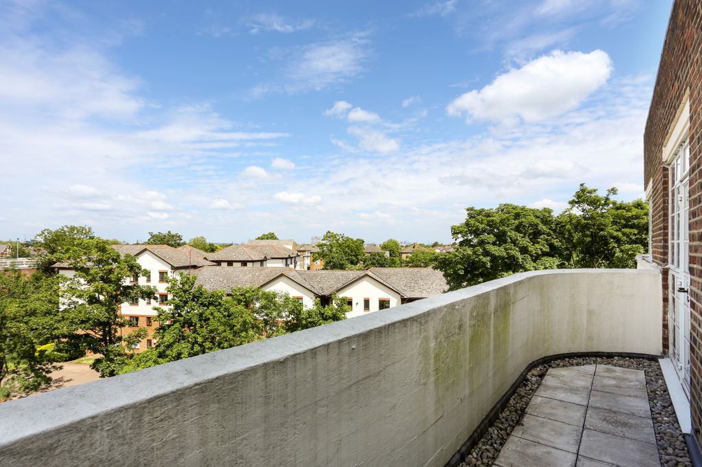 Property photo 3 of 11 Balcony