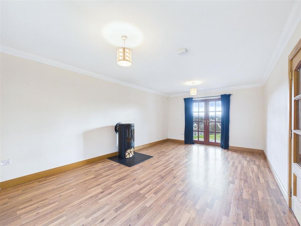 Property photo 2 of 31 Sitting Room