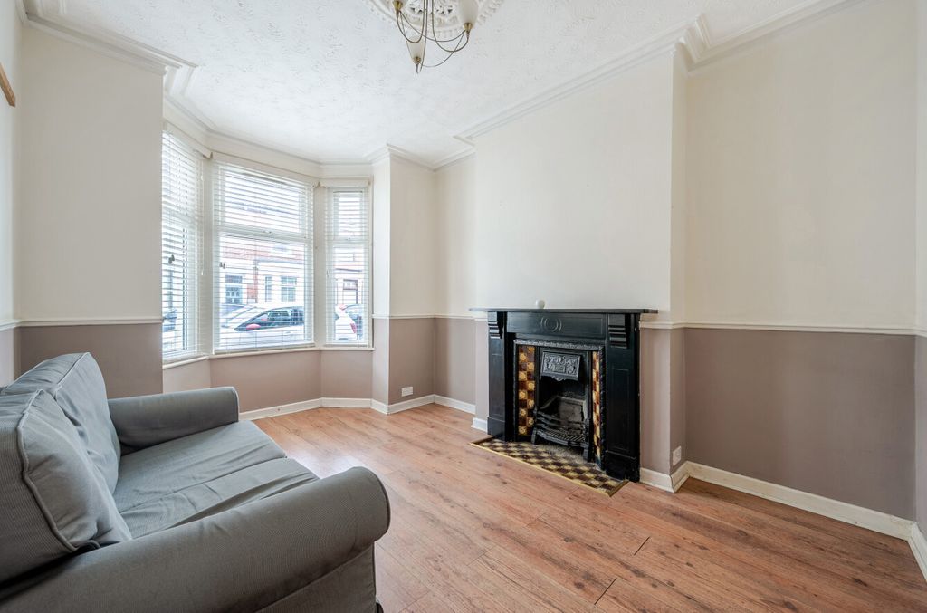 Property photo 2 of 12 1386186-1-693Be98...