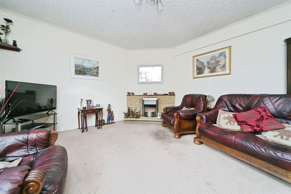 Property photo 2 of 20 Lounge