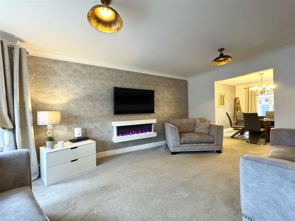 Property photo 3 of 35 Lounge