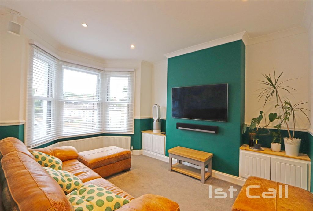 Property photo 3 of 11 Lounge