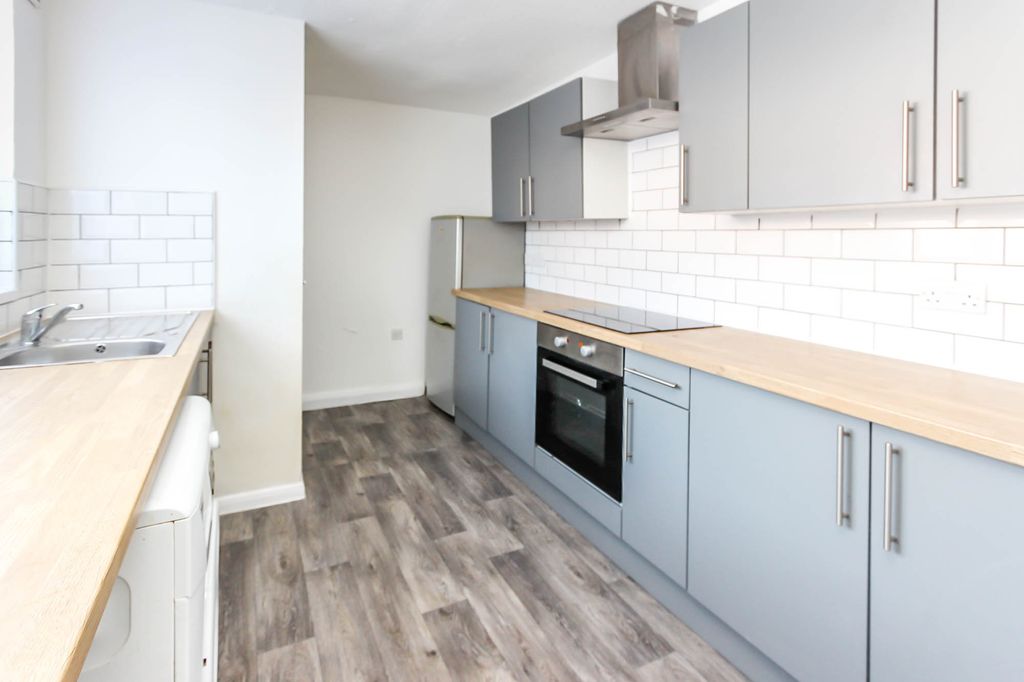 Property photo 3 of 7 Kitchen
