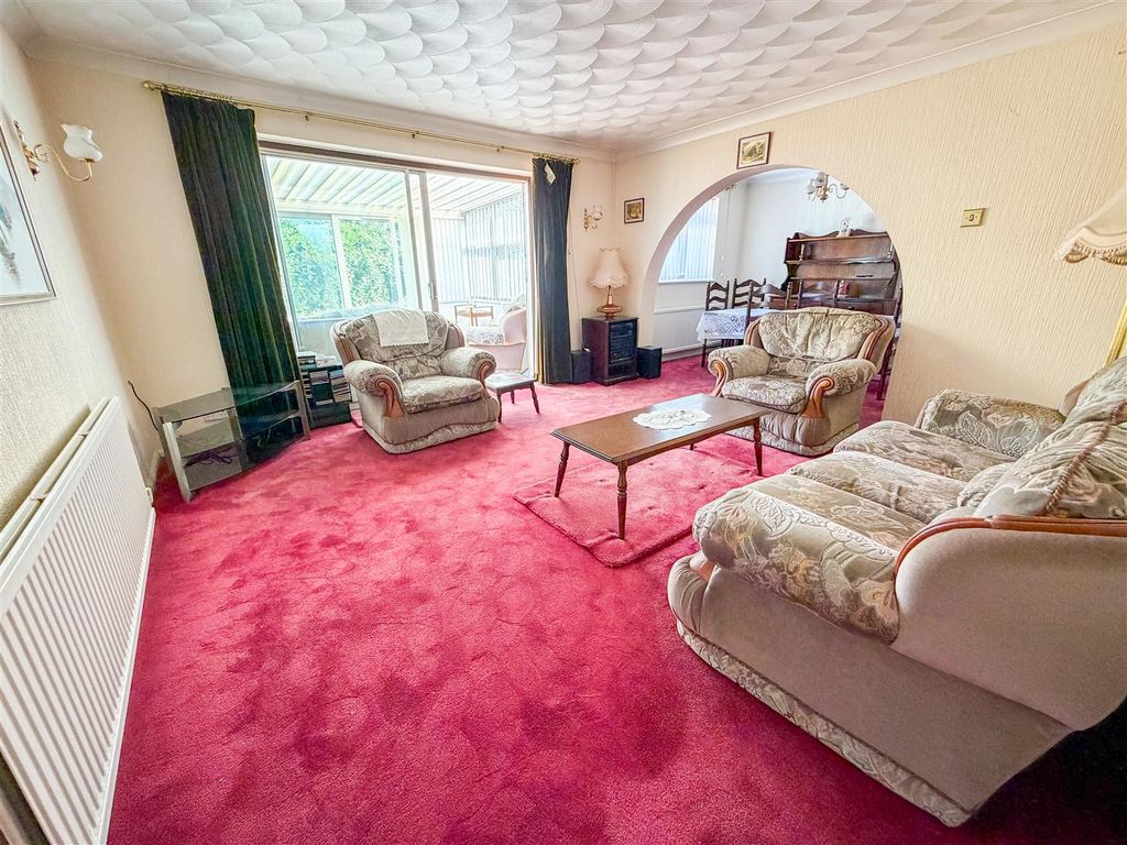 Property photo 2 of 19 Lounge