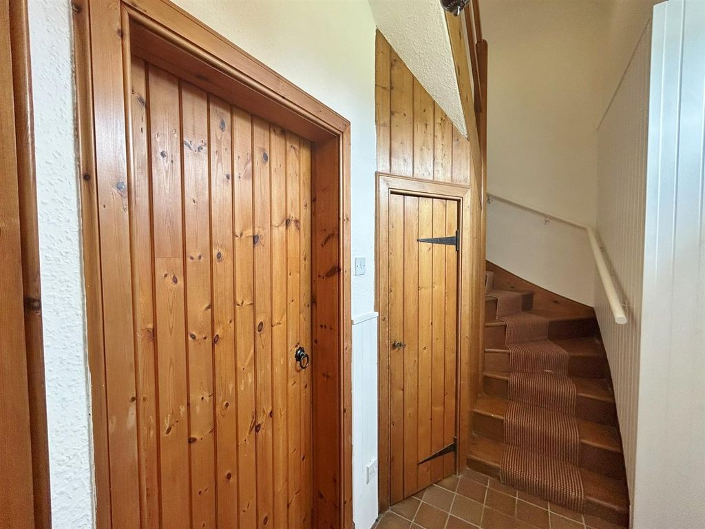 Property photo 2 of 32 Entrance Hall
