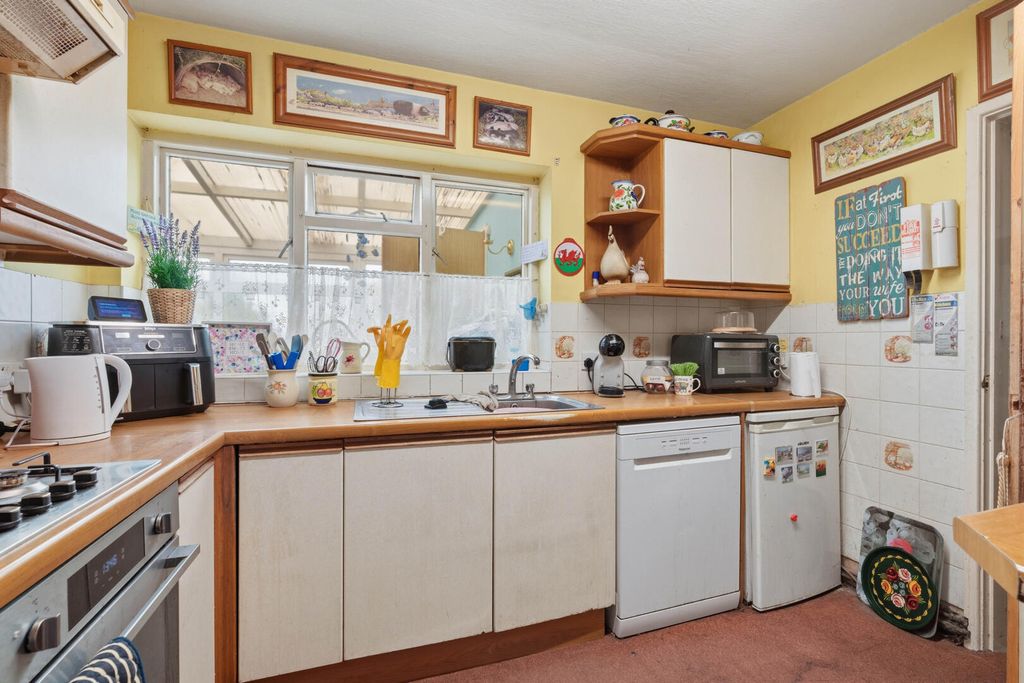 Property photo 3 of 21 Kitchen