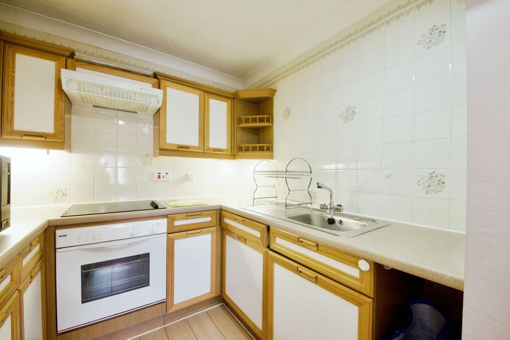 Property photo 3 of 10 Kitchen