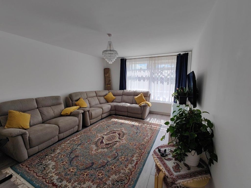 Property photo 2 of 15 Lounge