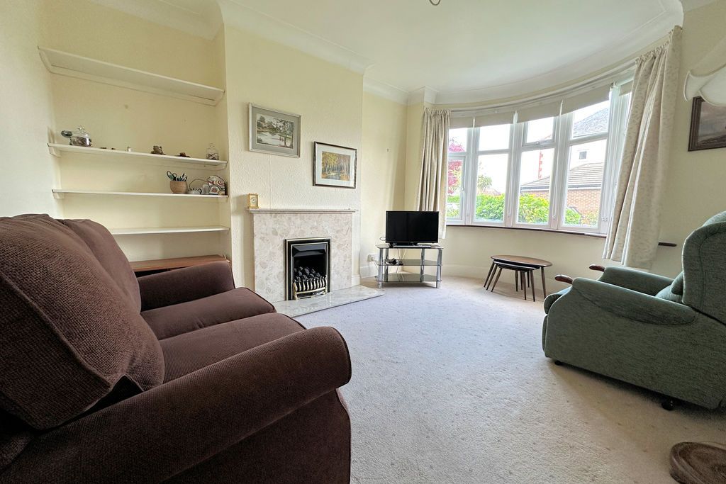 Property photo 2 of 17 Lounge