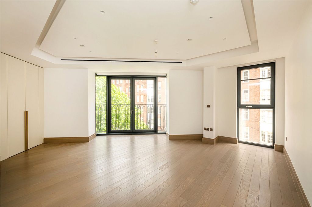 Property photo 1 of 11 Sitting Room