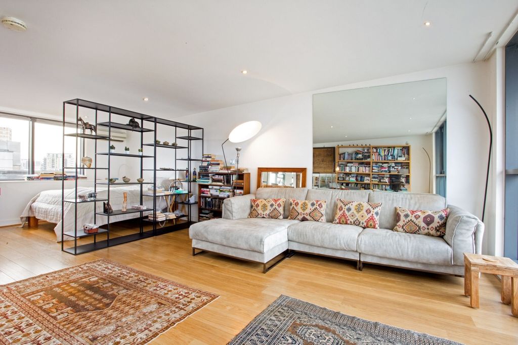 Property photo 2 of 26 45 Wood Wharf 277...