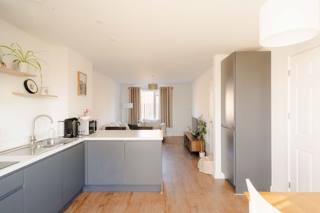 Property photo 2 of 21 18