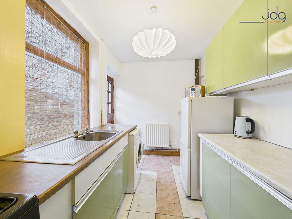 Property photo 3 of 11 Kitchen