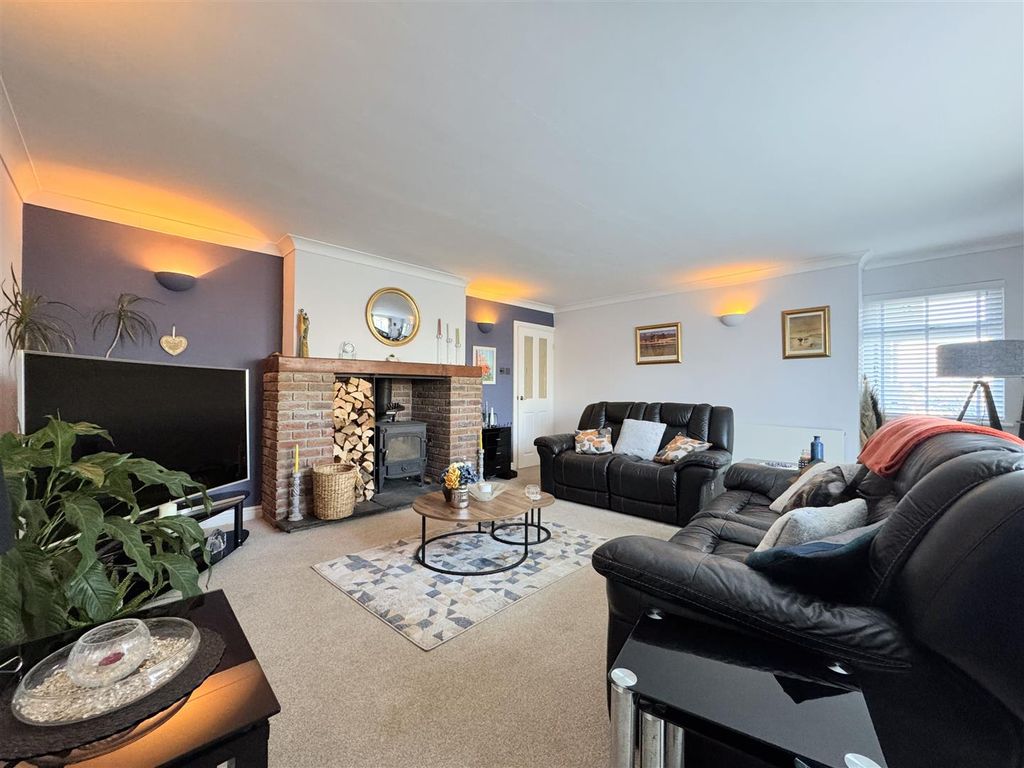 Property photo 3 of 28 Lounge