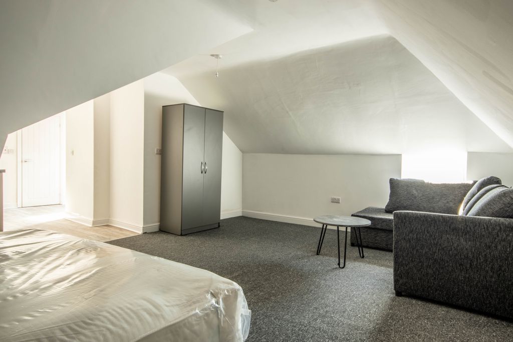 Property photo 2 of 6 Living_Bed 2