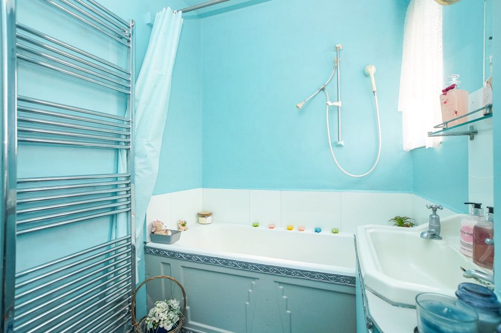 Property photo 3 of 22 Bathroom