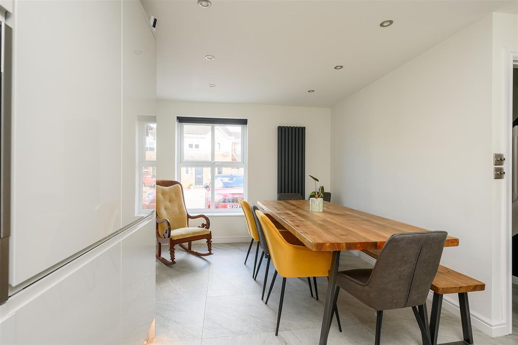 Property photo 3 of 18 Dining Area