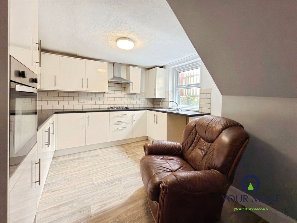 Property photo 3 of 11 Kitchen