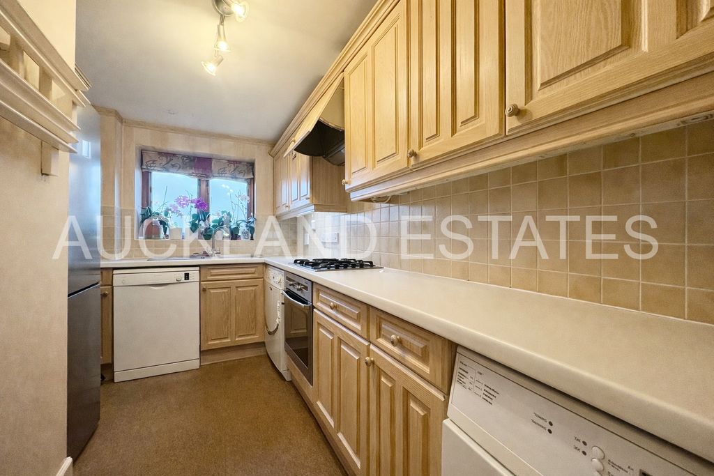 Property photo 3 of 12 Image00005