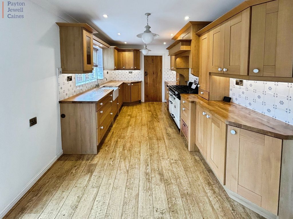 Property photo 2 of 19 Kitchen