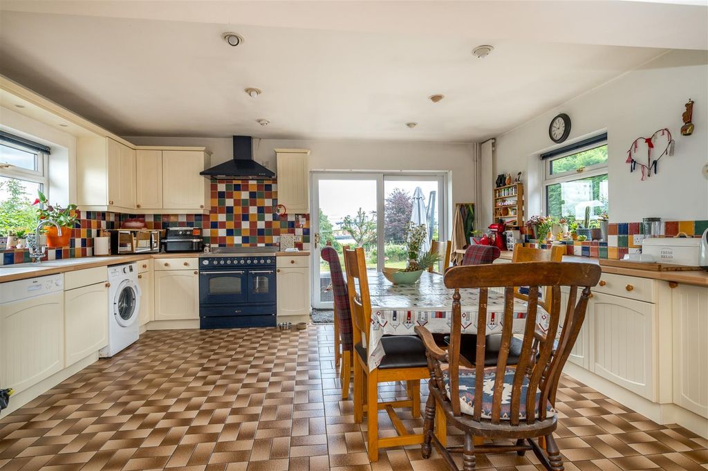 Property photo 3 of 31 Oak_36.Jpg