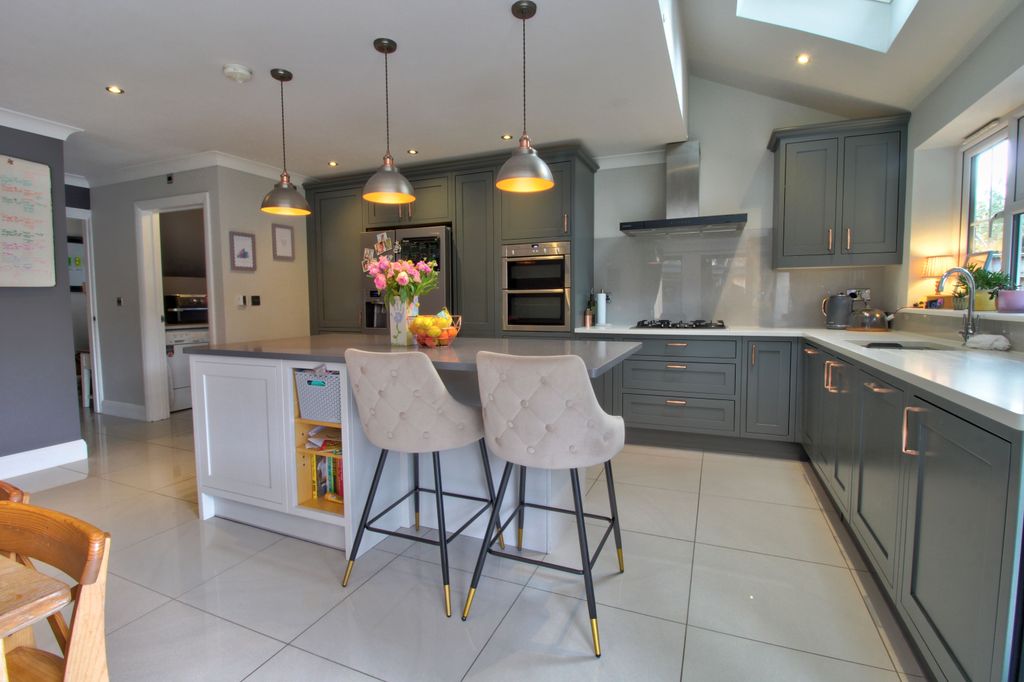 Property photo 3 of 27 Kitchen