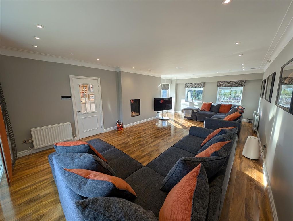 Property photo 2 of 31 Lounge