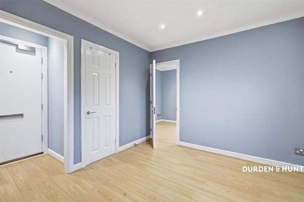 Property photo 2 of 11 Albert Road