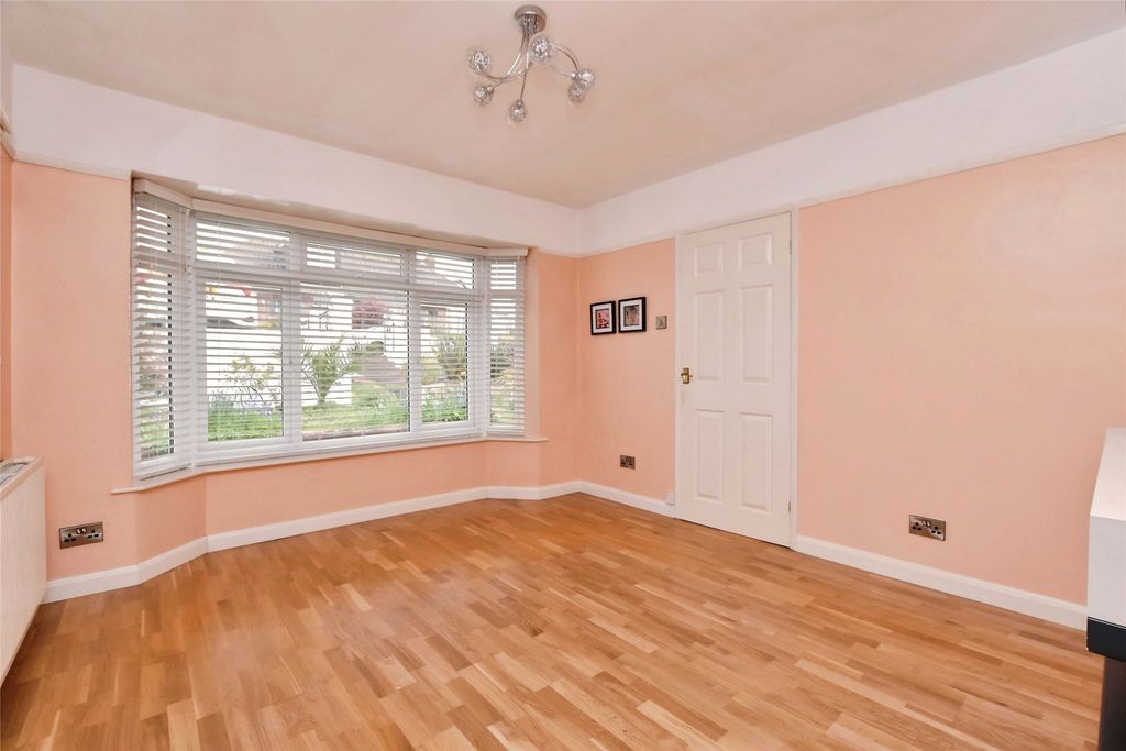 Property photo 3 of 16 Lounge