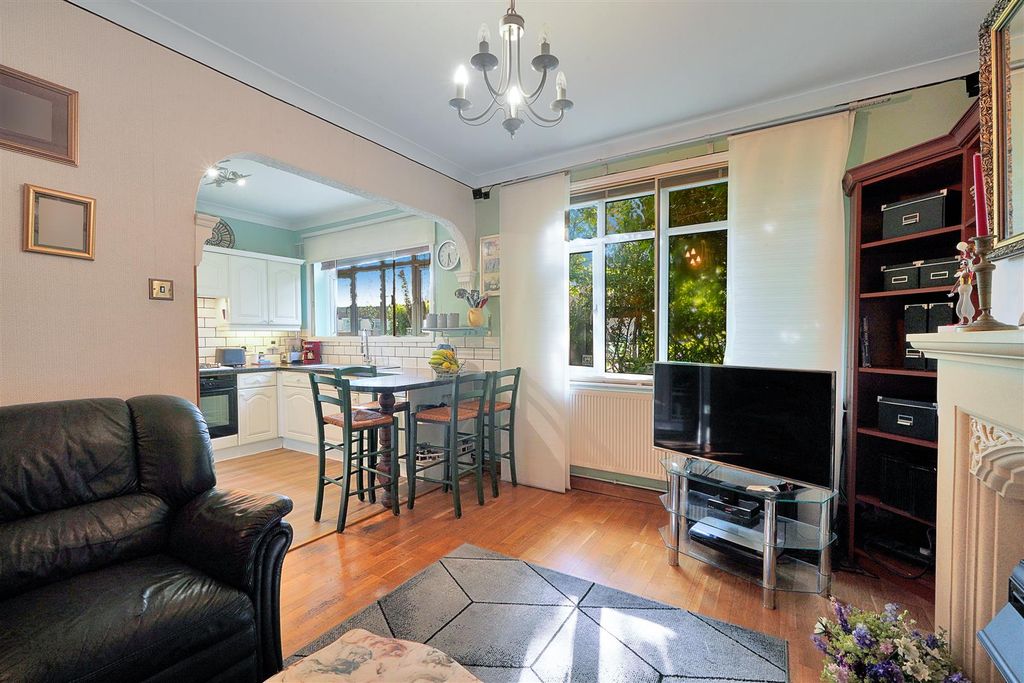 Property photo 3 of 7 132 Neasden Lane - Z7Lcihsodh20Ke2Knvn4.Jpg