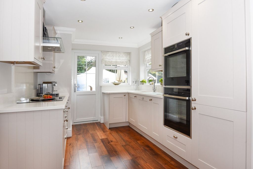 Property photo 2 of 11 Kitchen