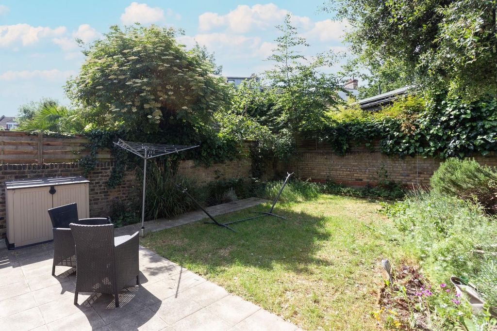 Property photo 2 of 8 Garden