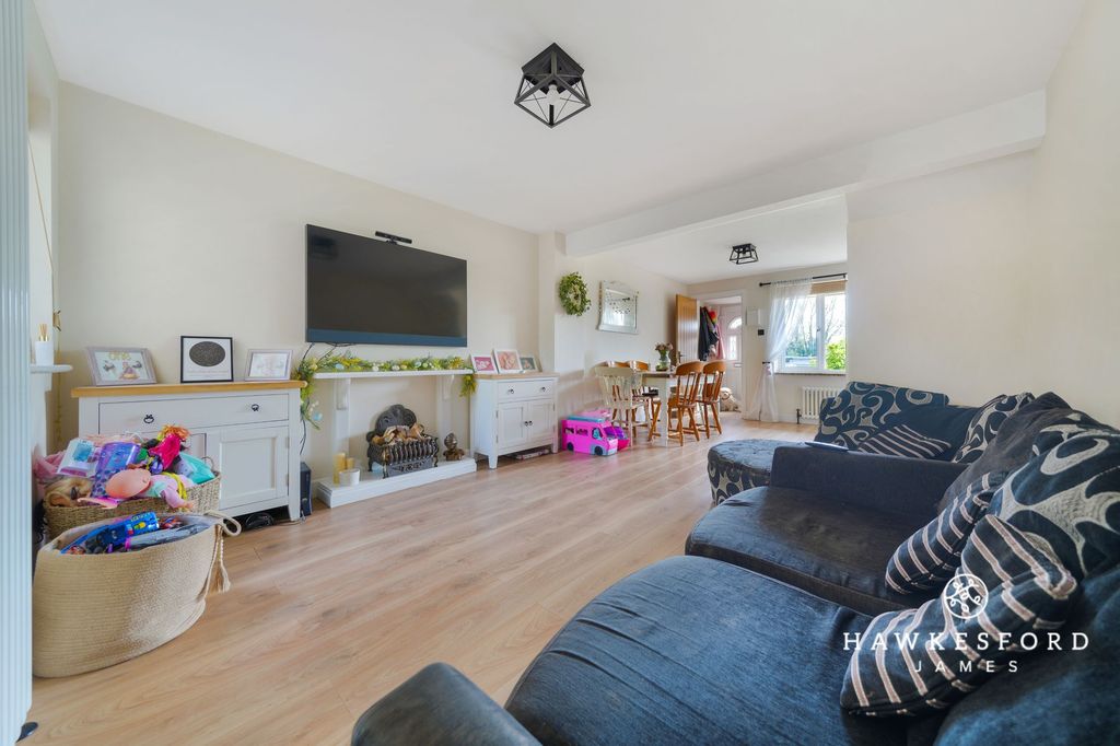 Property photo 2 of 17 Station Row, Teynham - Lounge/Diner