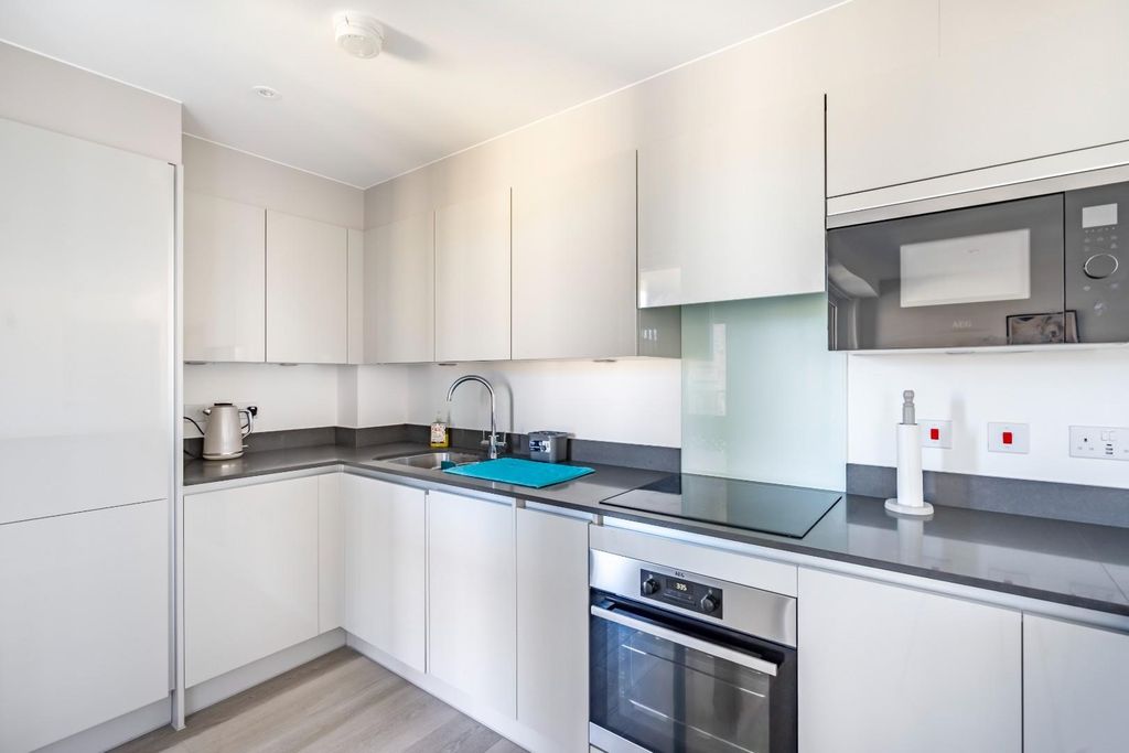 Property photo 3 of 18 Kitchen