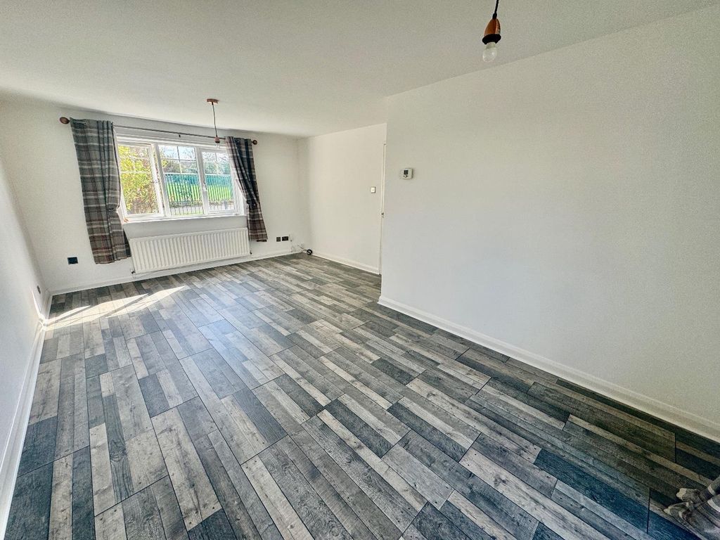 Property photo 3 of 14 Lounge