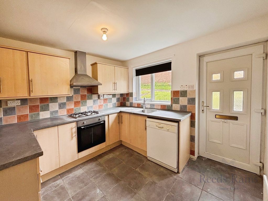 Property photo 3 of 11 Kitchen