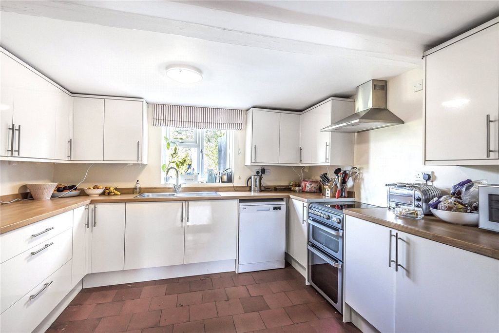 Property photo 3 of 10 Kitchen
