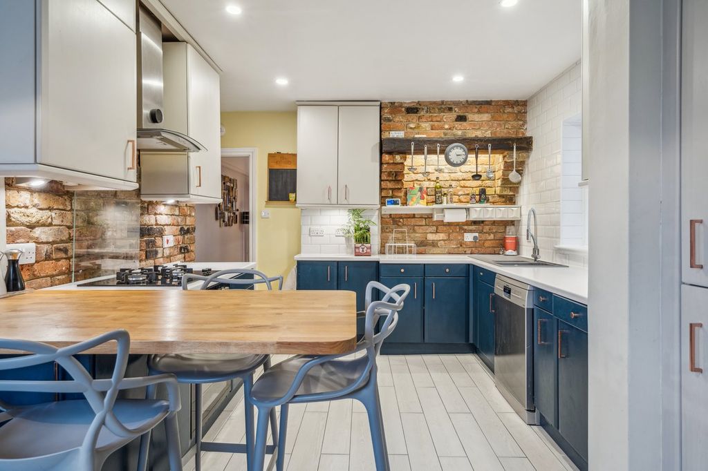 Property photo 3 of 27