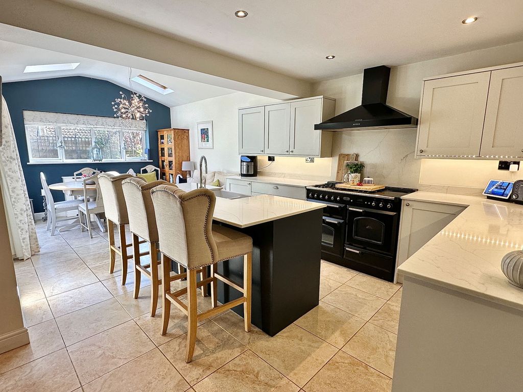 Property photo 2 of 31