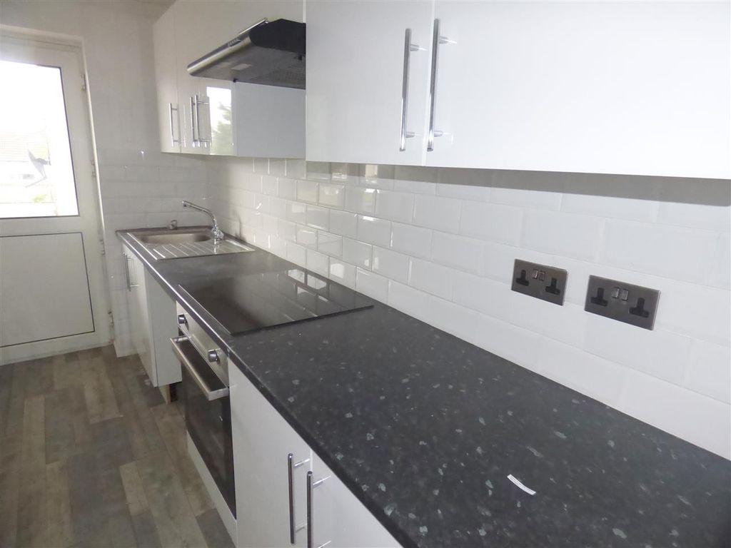 Property photo 3 of 7 Kitchen